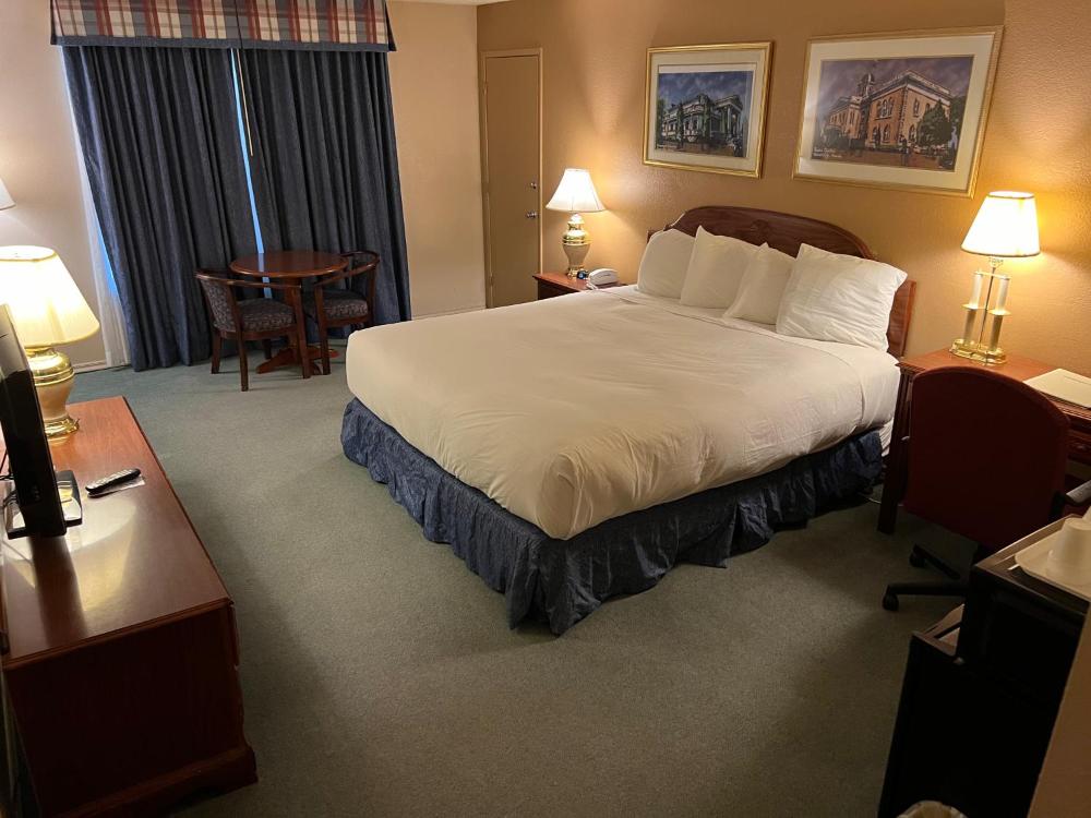 1 King Bed Non-Smoking interior